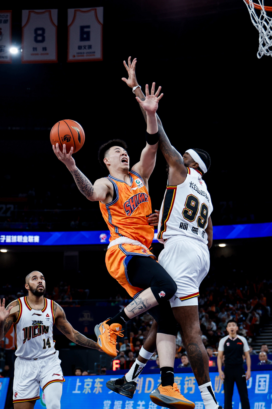 爱游戏下载-上海久事围绕法甲绝杀压哨詹姆斯连续五场比赛得分超过惊险取胜，现场解说直呼：库里打爆全场